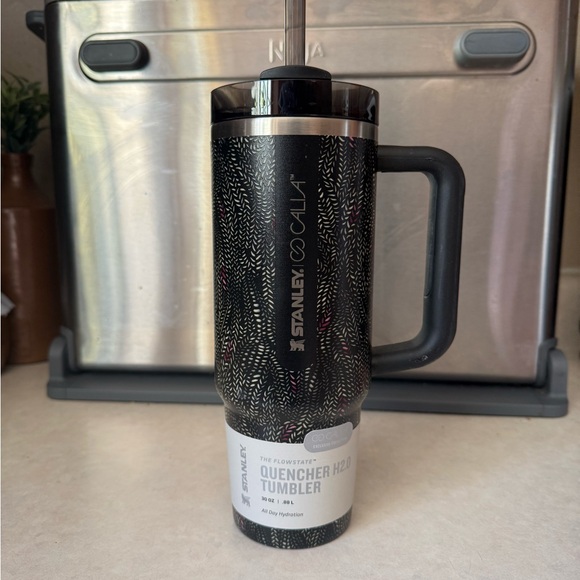 Stanley Black Quencher H2.0 Tumbler with Handle - Picture 1 of 4